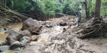 TNI-Polri Bangun Jembatan untuk Akses Warga Terdampak Banjir