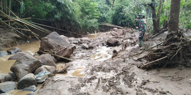 TNI-Polri Bangun Jembatan untuk Akses Warga Terdampak Banjir
