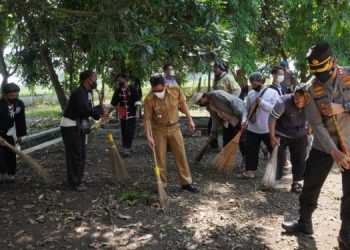 Sambut Hari Pahlawan, Polres Sukoharjo Ajak Elemen Masyarakat Kerja Bhakti Bersihkan TMP