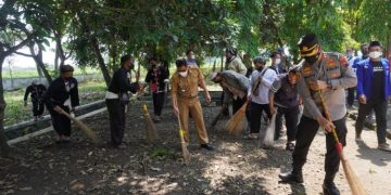 Sambut Hari Pahlawan, Polres Sukoharjo Ajak Elemen Masyarakat Kerja Bhakti Bersihkan TMP