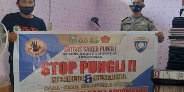 Anggota Polsek Toba Terus Lakukan Sosialisasi Saber Pungli
