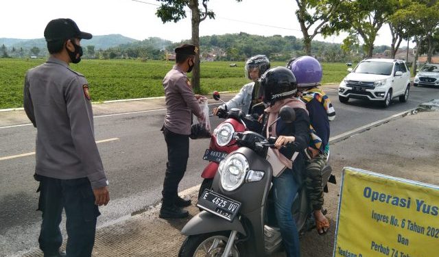 Kabid Humas Polda Jabar : Cegah Covid 19, Polisi Operasi Yustisi Bagikan Masker Ke Pengguna Jalan Dimasa PPKM