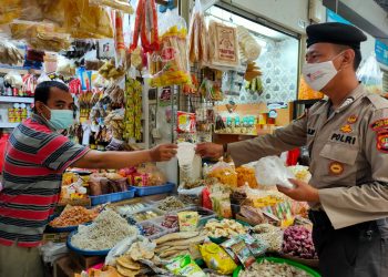 PENDISIPLINAN PROTOKOL KESEHATAN, PEMBAGIAN MASKER DALAM MASA PPKM LEVEL I DI PASAR MANDIRI KELAPA GADING JAKARTA UTARA