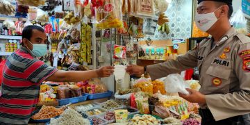 PENDISIPLINAN PROTOKOL KESEHATAN, PEMBAGIAN MASKER DALAM MASA PPKM LEVEL I DI PASAR MANDIRI KELAPA GADING JAKARTA UTARA