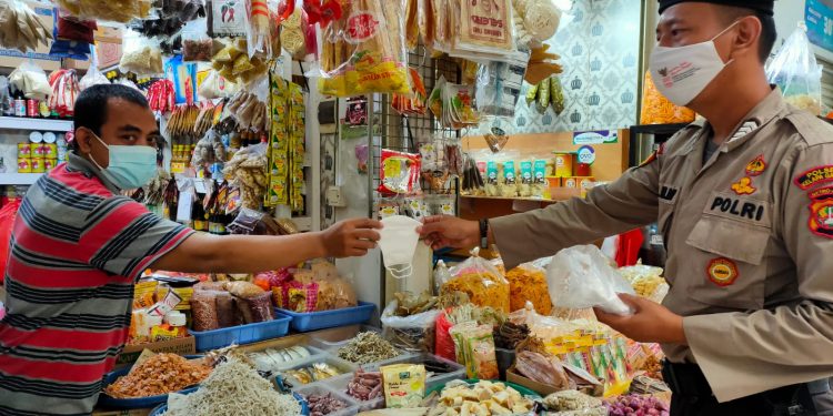 PENDISIPLINAN PROTOKOL KESEHATAN, PEMBAGIAN MASKER DALAM MASA PPKM LEVEL I DI PASAR MANDIRI KELAPA GADING JAKARTA UTARA