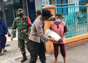 TNI dan Polri Bagikan Bansos Kepada Warga Kurang Mampu Ditengah Pandemi Covid-19