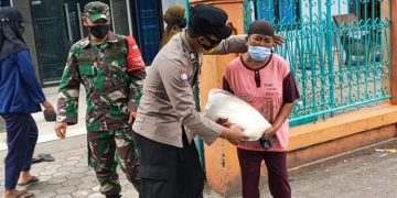 TNI dan Polri Bagikan Bansos Kepada Warga Kurang Mampu Ditengah Pandemi Covid-19