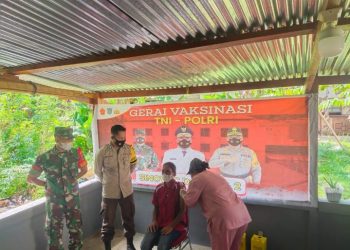 113 Orang Divaksin di Gerai Vaksinasi TNI/Polri Mapolsek Sausapor