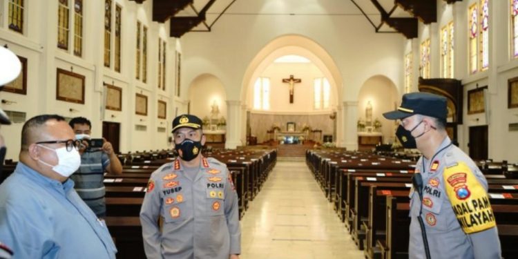 Antisipasi Cegah Virus Omicron di Surabaya, Polrestabes Perketat Prokes di Gereja dan Stasiun
