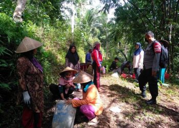 Tingkatkan Sinergi Polri Bersama Rakyat Menjaga Situasi Kamtibmas Personel Polsek Sukadana Sambangi Warga Salakaria