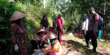 Tingkatkan Sinergi Polri Bersama Rakyat Menjaga Situasi Kamtibmas Personel Polsek Sukadana Sambangi Warga Salakaria