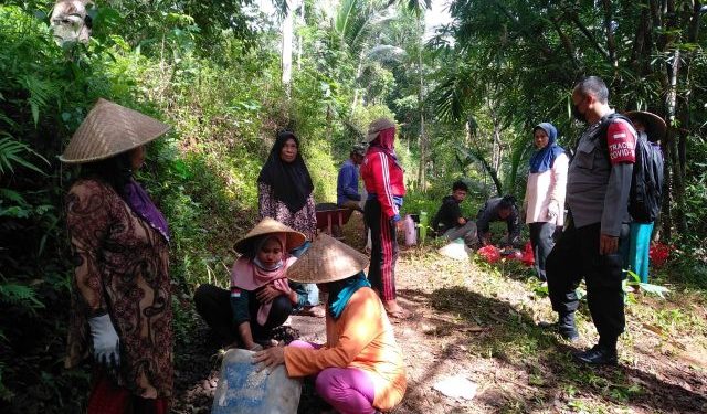 Tingkatkan Sinergi Polri Bersama Rakyat Menjaga Situasi Kamtibmas Personel Polsek Sukadana Sambangi Warga Salakaria