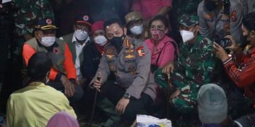 Tinjau Korban Erupsi Gunung Semeru di Pengungsian, Kapolri: Semua Tertangani dengan Baik 