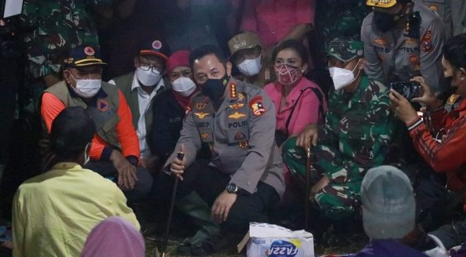 Tinjau Korban Erupsi Gunung Semeru di Pengungsian, Kapolri: Semua Tertangani dengan Baik