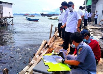 Ini Hasil Pemeriksaan Awal Limbah Oli di Perairan Pantai Panjang, Lampung
