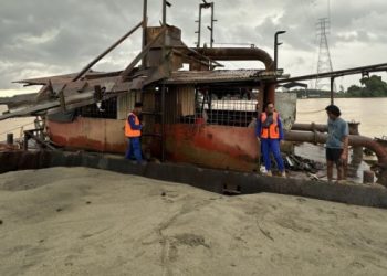 Ditpolair Korpolairud Berhasil Amankan Tongkang Muatan Pasir Ilegal di Jambi