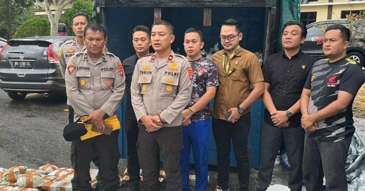 Polres Bangka Barat melaksanakan razia rutin di Pelabuhan Tanjung Kalian, Mentok.