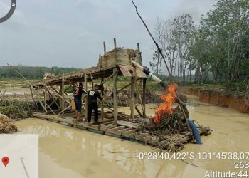 Kapolsek Kuantan Hilir Pimpin Operasi Penindakan PETI, Dua Rakit Dimusnahkan