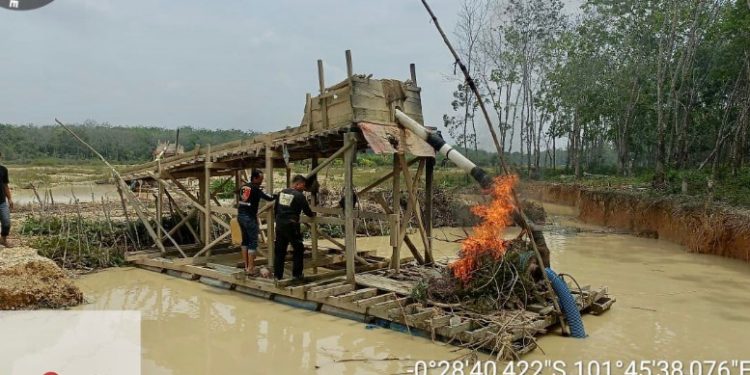 Kapolsek Kuantan Hilir Pimpin Operasi Penindakan PETI, Dua Rakit Dimusnahkan