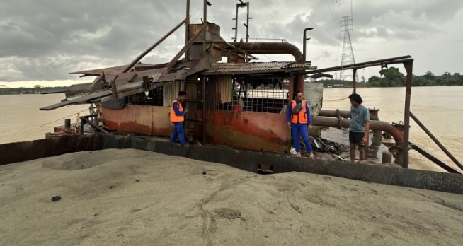Ditpolair Korpolairud Berhasil Amankan Tongkang Muatan Pasir Ilegal di Jambi