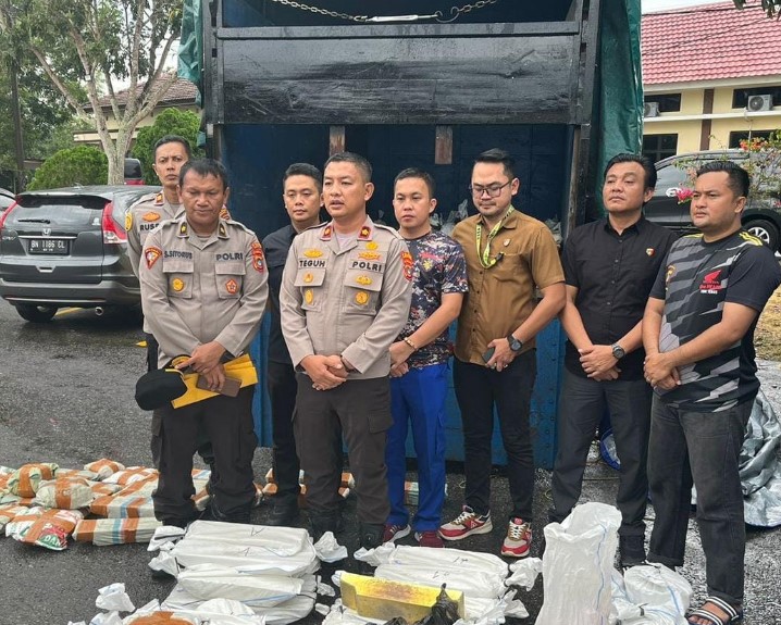 Polres Bangka Barat melaksanakan razia rutin di Pelabuhan Tanjung Kalian, Mentok.